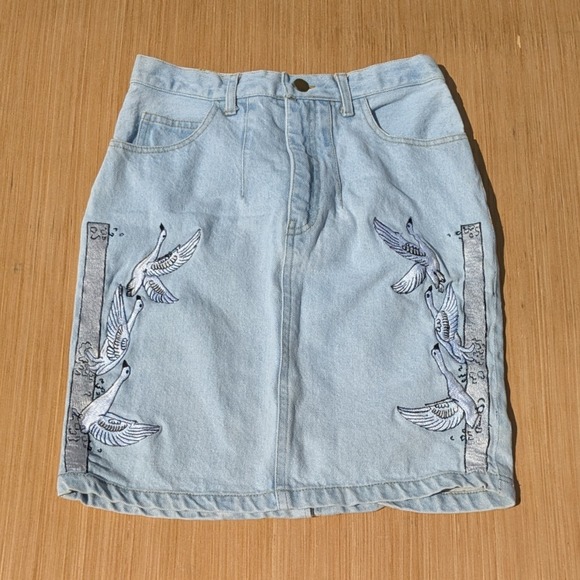 IQ Denim Mini Skirt Swan Art To Wear‎ Embroidery Light Wash Women's Medium - Picture 1 of 7